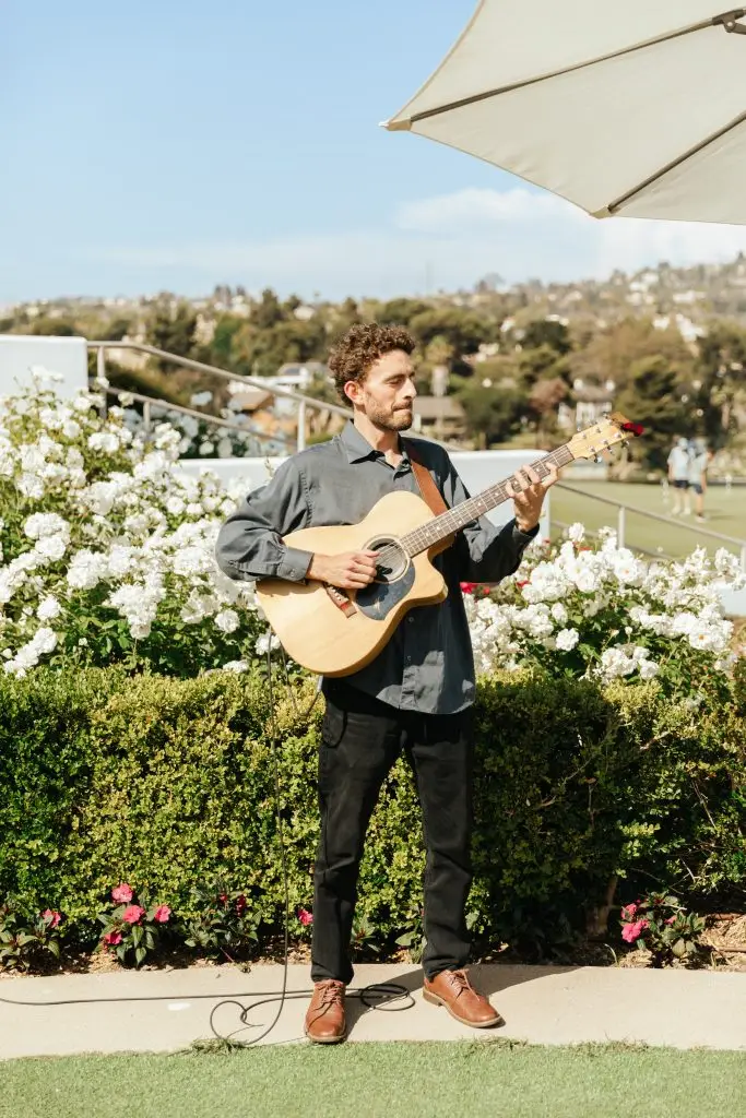 Instrumental live music elevates a wedding cocktail hour